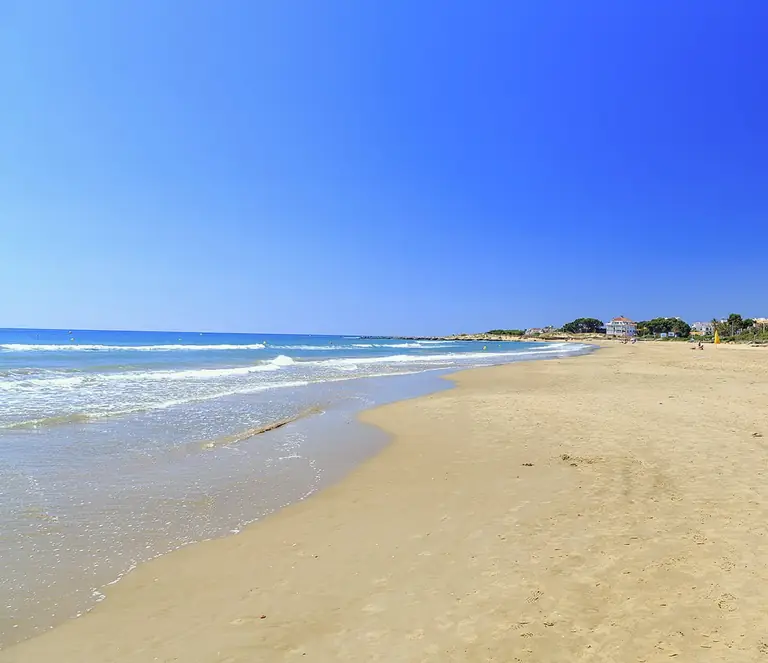 Arena y orilla de la playa del Cargador en Alcossebre.