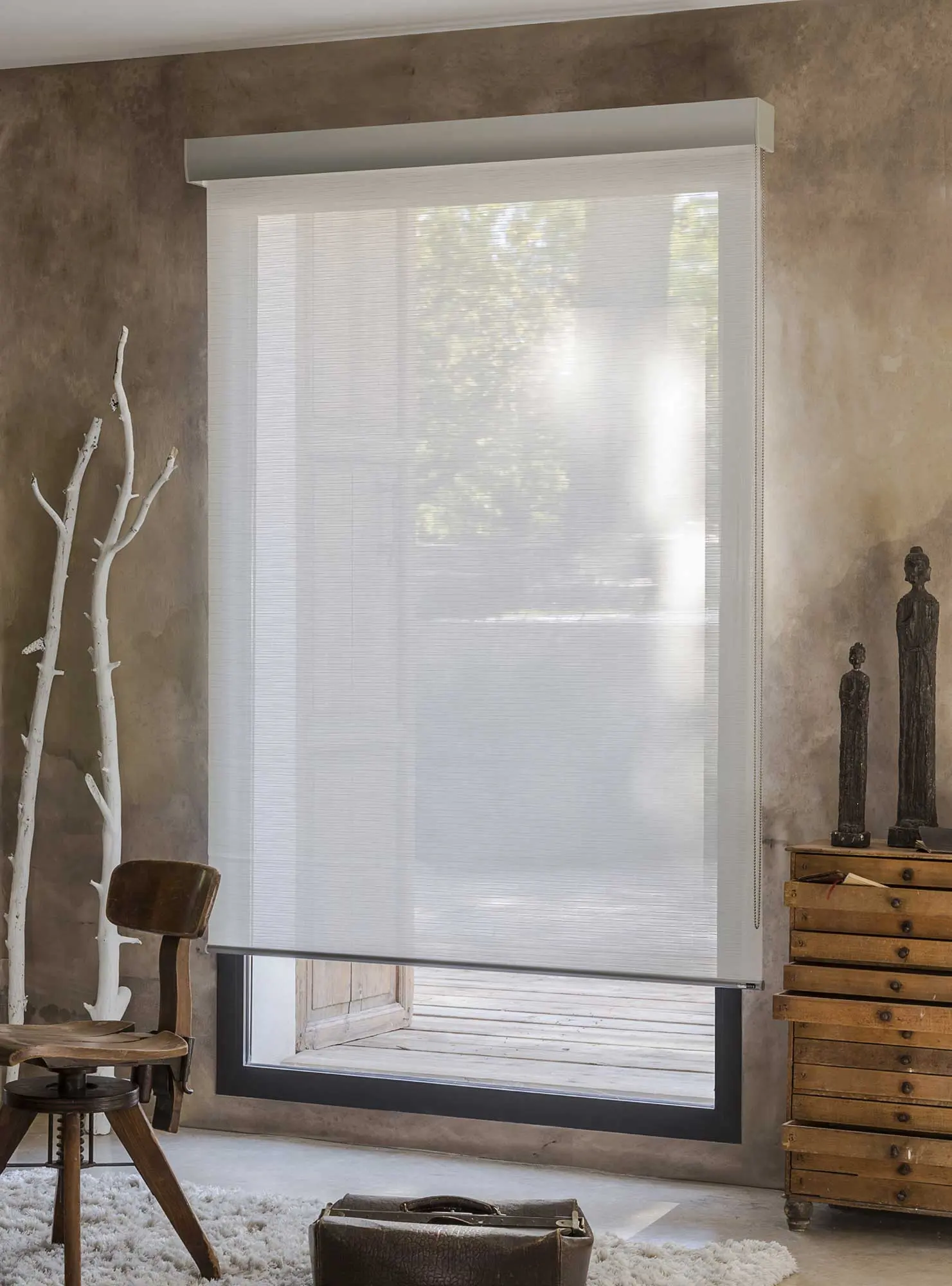 Estor enrollable traslúcido colocado en una ventana