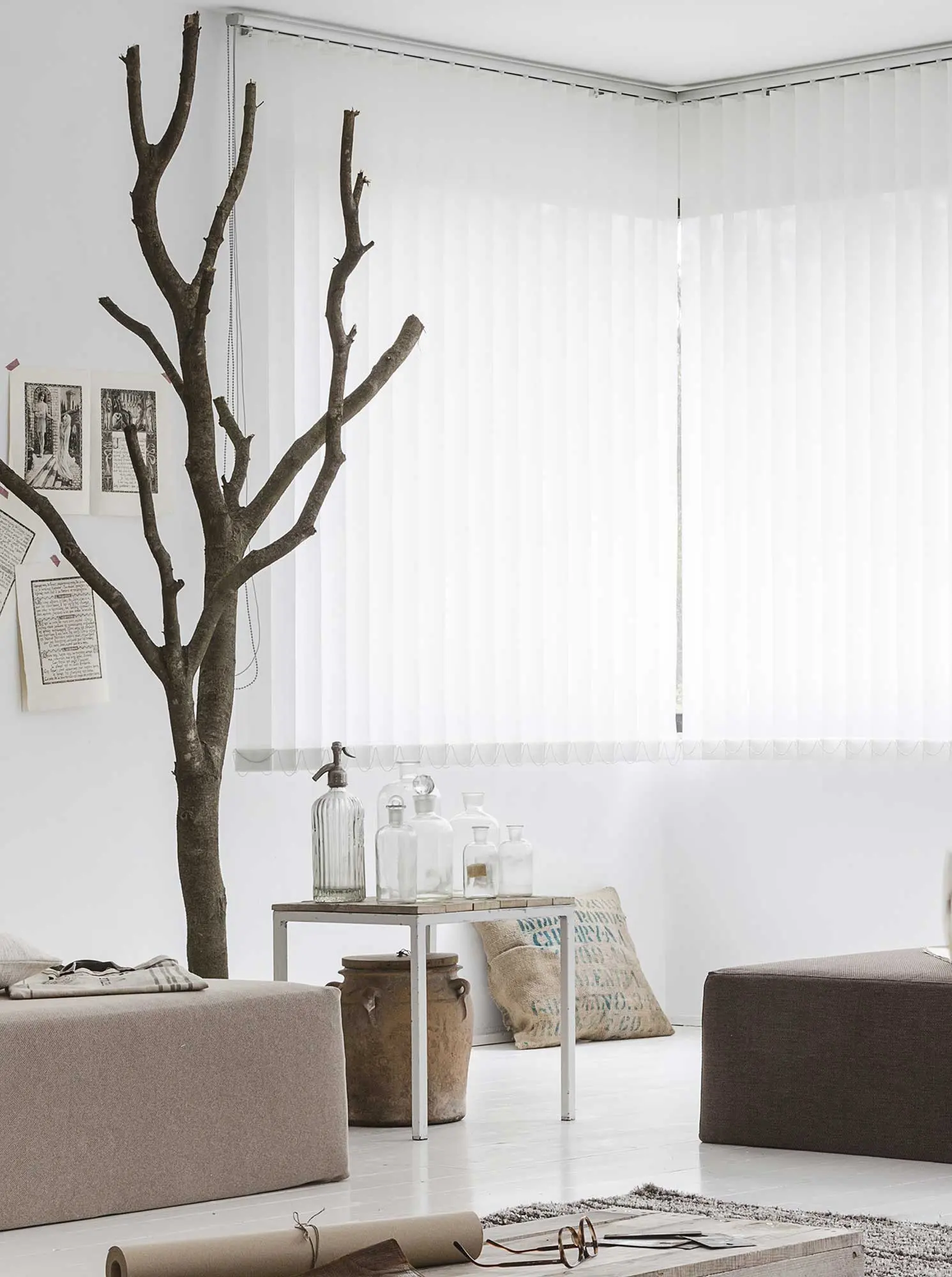 Cortinas verticales en una estancia luminosa