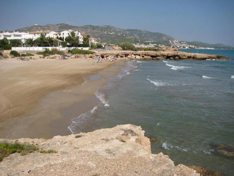 Arena y salientes rocosos en la playa del Moro de Alcossebre