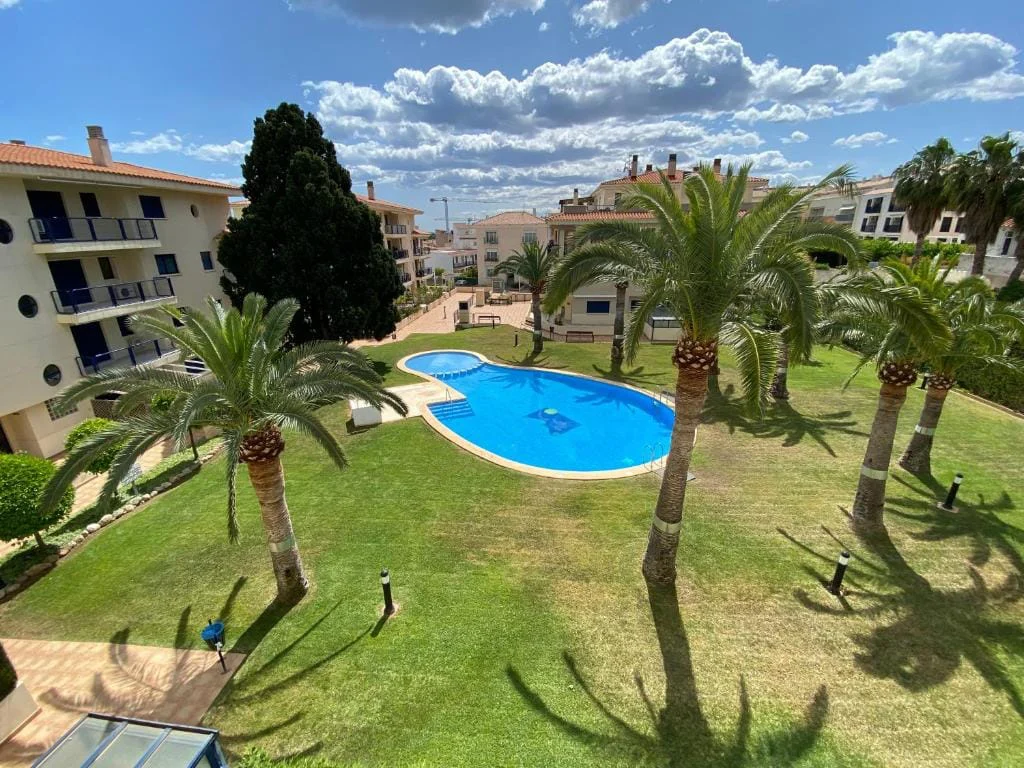 Piscina y su entorno · Porta mediterranea- playa cargador