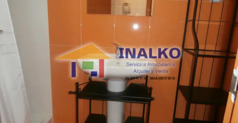 Baño con lavabo y sanitarios · Vista 4