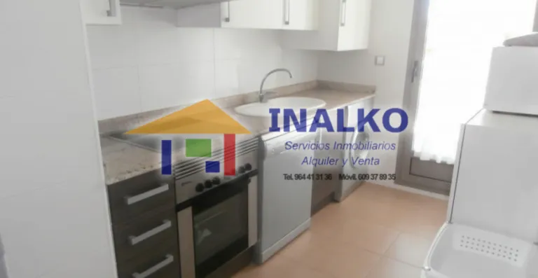 Cocina con muebles y electrodomésticos · Vista 10