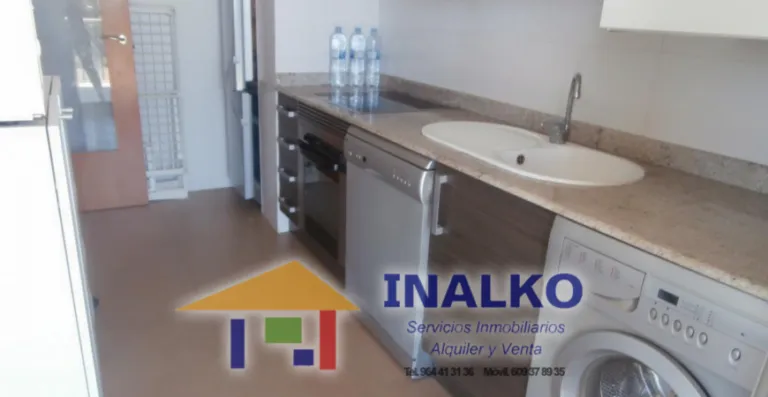 Cocina con muebles y electrodomésticos · Vista 11