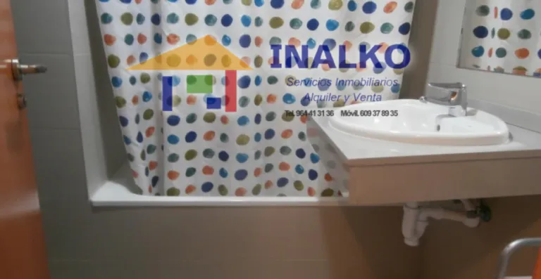 Baño con lavabo y sanitarios · Vista 12