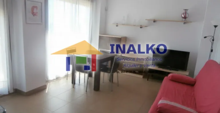 Interior del salón con mobiliario