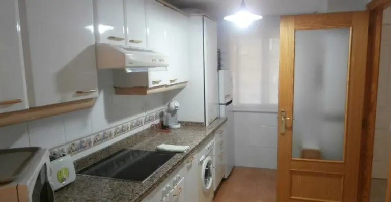 Cocina con muebles y electrodomésticos