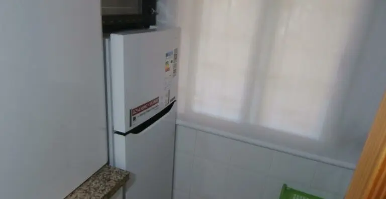 Cocina con muebles y electrodomésticos