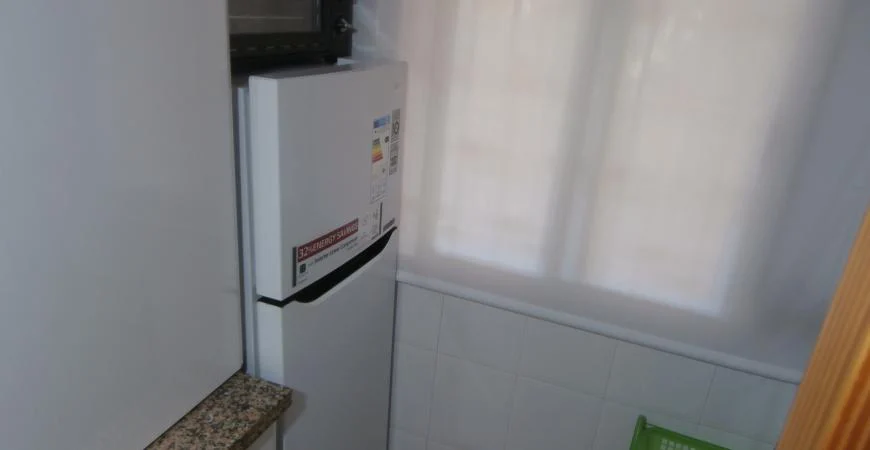Cocina con muebles y electrodomésticos
