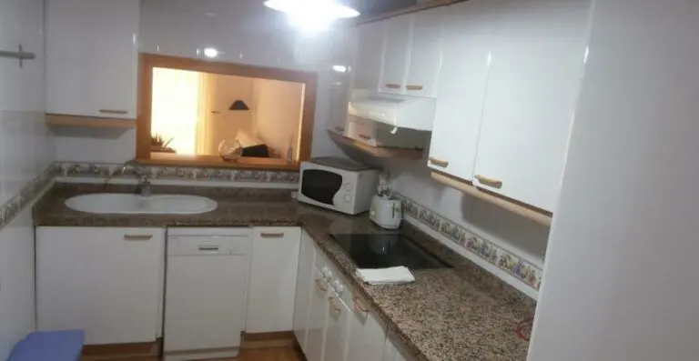 Cocina con muebles y electrodomésticos