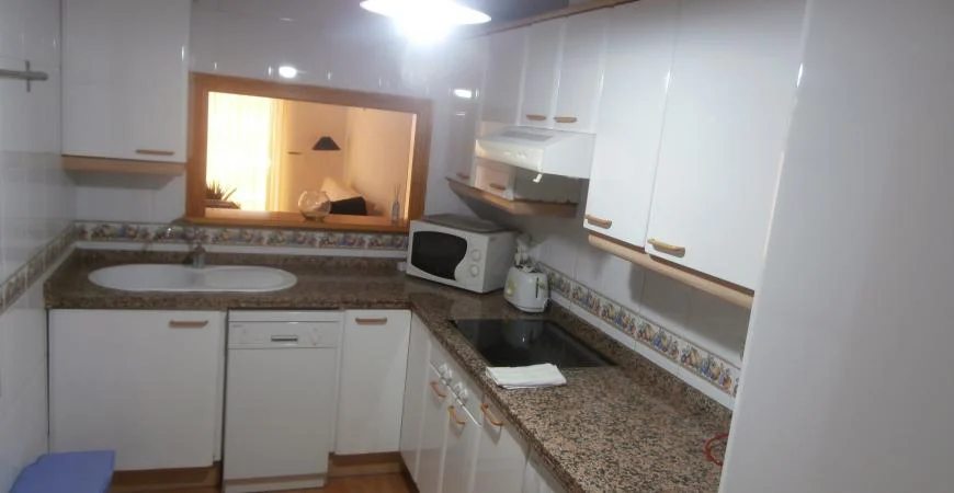 Cocina con muebles y electrodomésticos