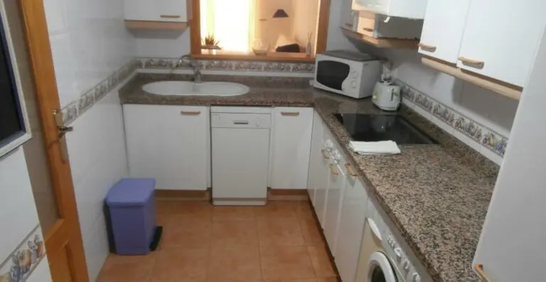Cocina con muebles y electrodomésticos