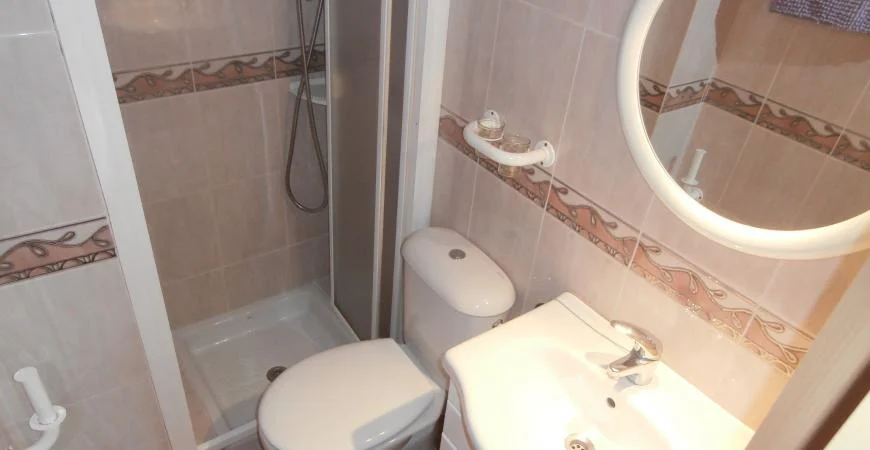 Baño con lavabo y sanitarios