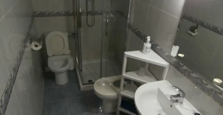 Baño con lavabo y sanitarios