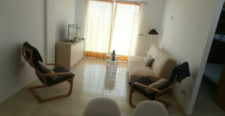 Interior del salón con mobiliario