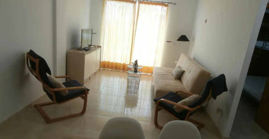 Interior del salón con mobiliario