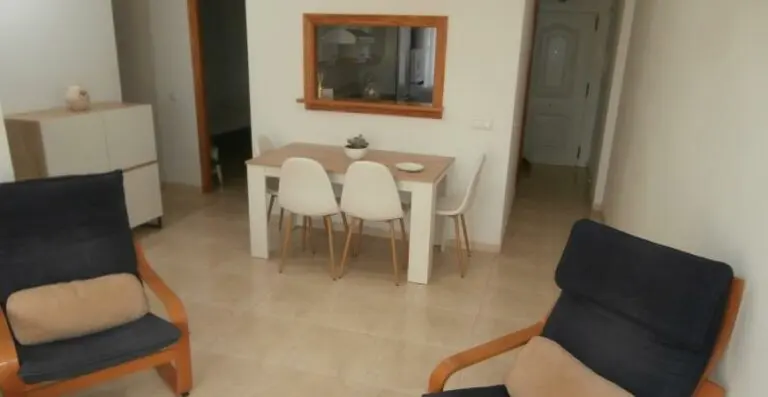 Interior del salón con mobiliario