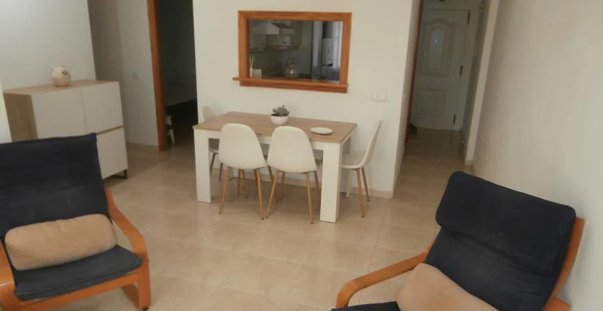 Interior del salón con mobiliario