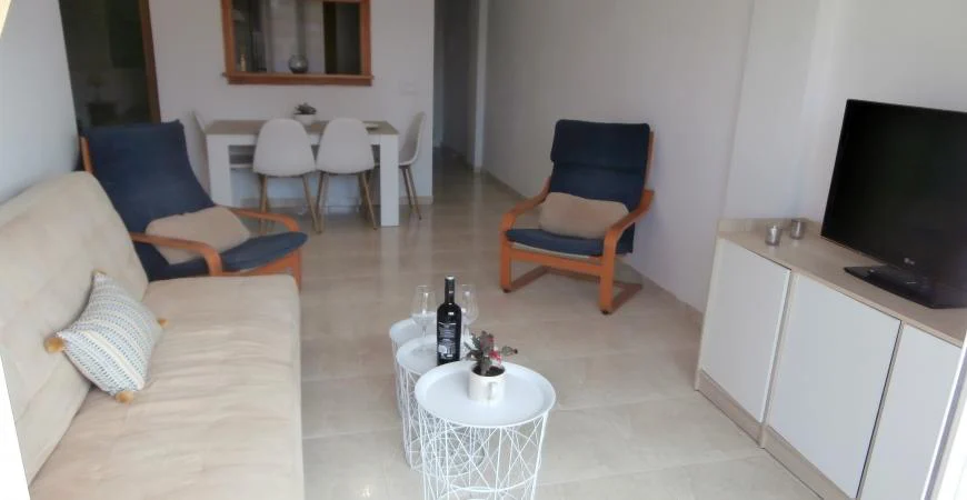Interior del salón con mobiliario