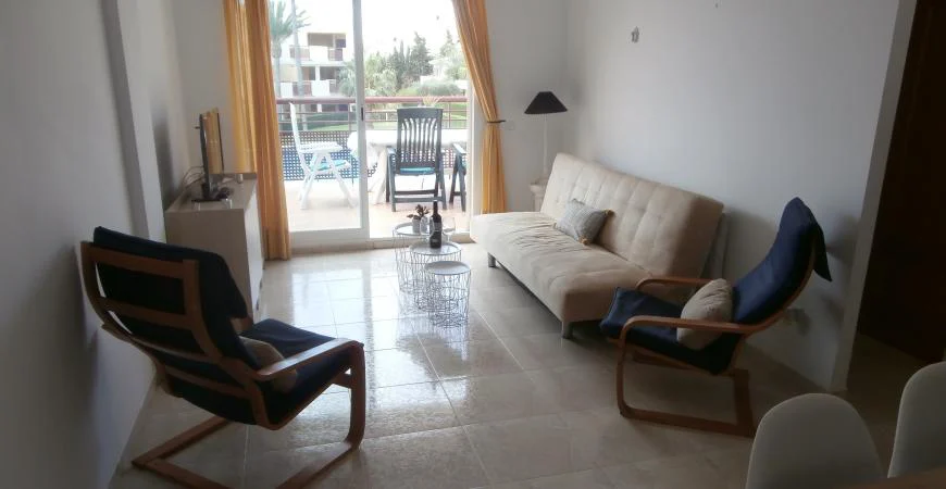 Interior del salón con mobiliario