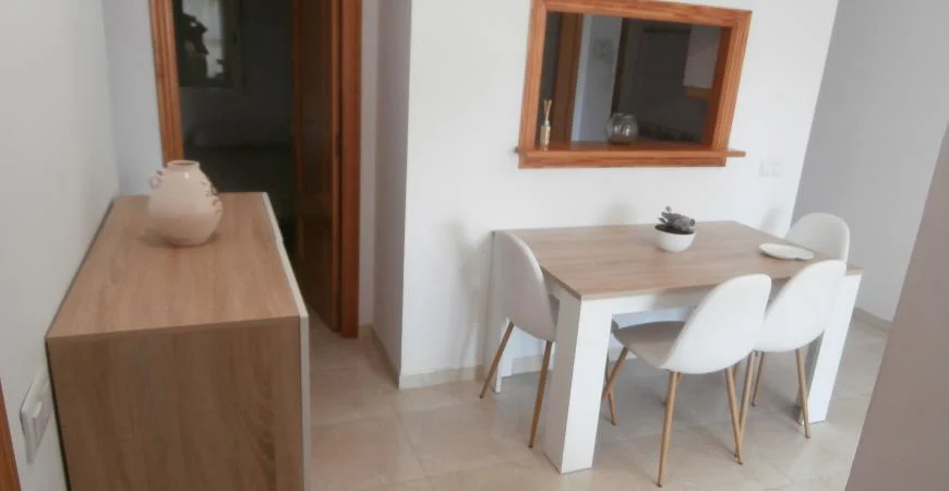 Zona de comedor con mesa y sillas