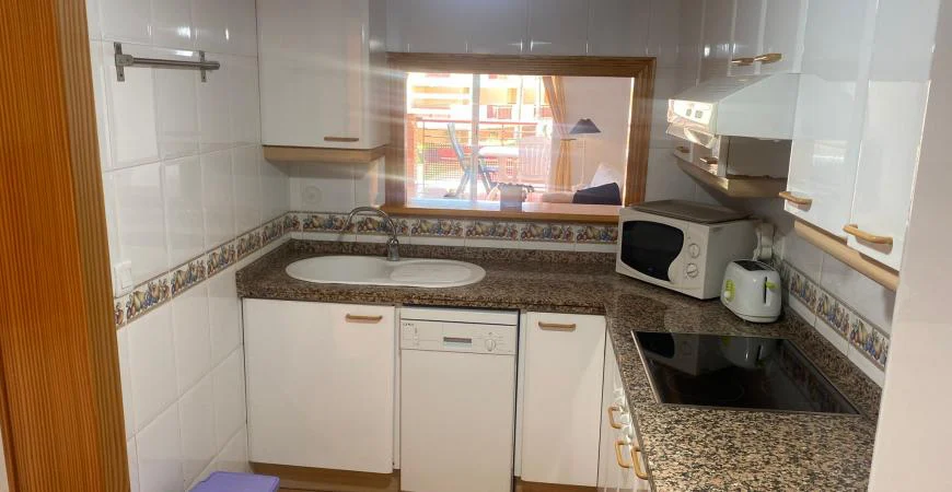 Cocina con muebles y electrodomésticos