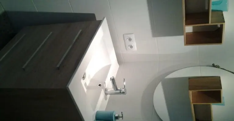 Baño con lavabo y sanitarios · Vista 2
