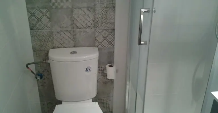 Baño con lavabo y sanitarios · Vista 3