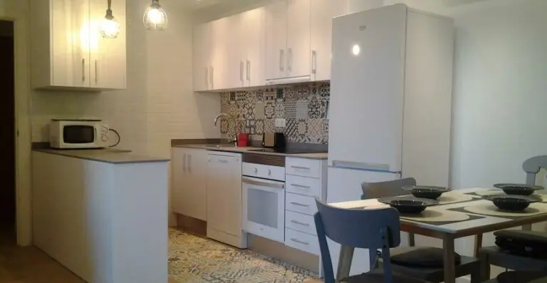 Cocina con muebles y electrodomésticos