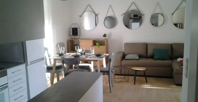 Interior del salón con mobiliario · Vista 6