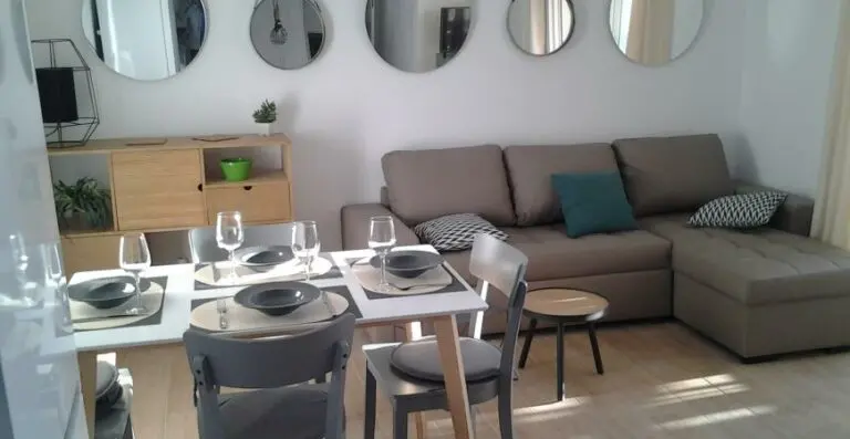 Interior del salón con mobiliario · Vista 9