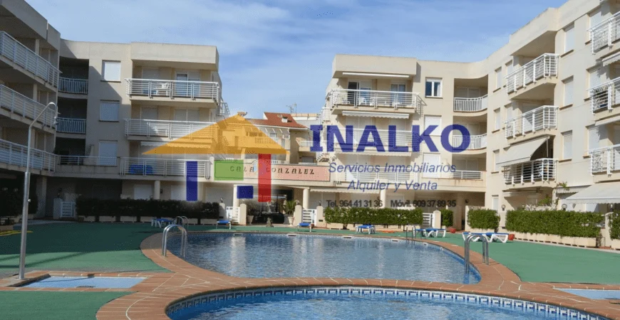 Piscina rodeada de edificios de apartamentos en Cala Gonzalez