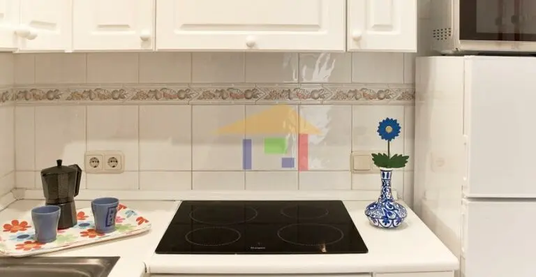Cocina con muebles y electrodomésticos · Vista 19