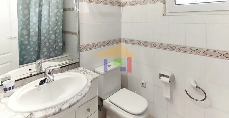 Baño con lavabo y sanitarios · Vista 23