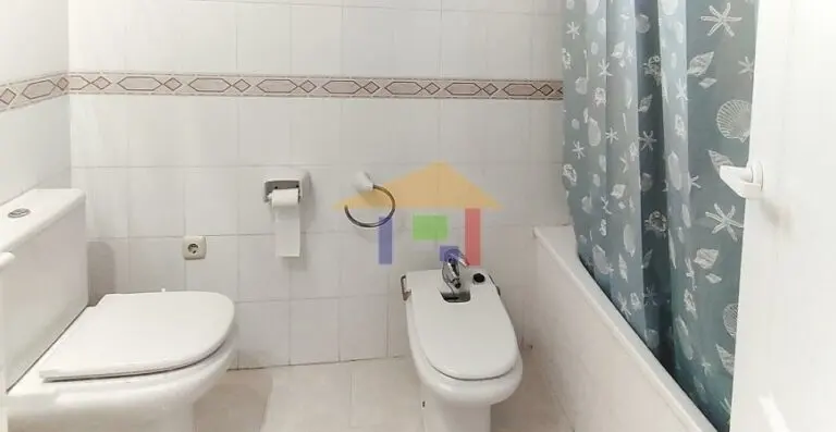Baño con lavabo y sanitarios · Vista 24