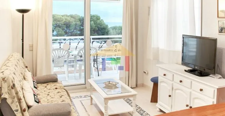 Interior del salón con mobiliario · Vista 8