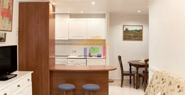 Cocina con muebles y electrodomésticos · Vista 12