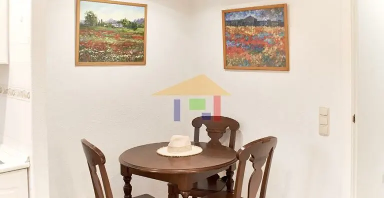 Zona de comedor con mesa y sillas