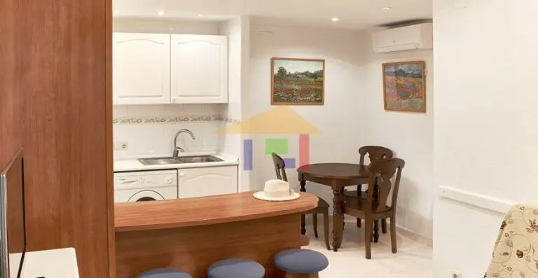 Cocina con muebles y electrodomésticos · Vista 15