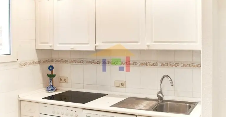 Cocina con muebles y electrodomésticos · Vista 16