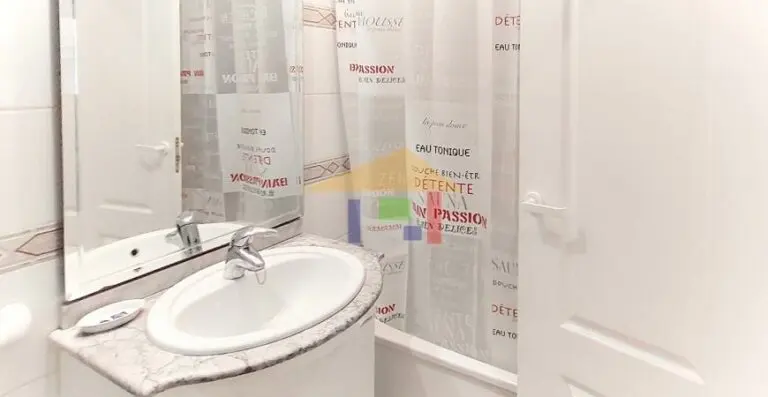 Baño con lavabo y sanitarios · Vista 22