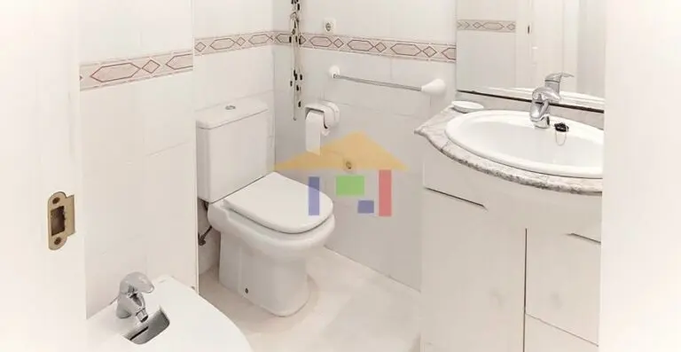 Baño con lavabo y sanitarios · Vista 23
