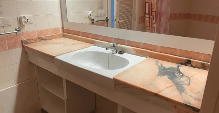 Baño con lavabo y sanitarios