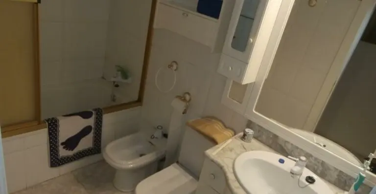 Baño con lavabo y sanitarios
