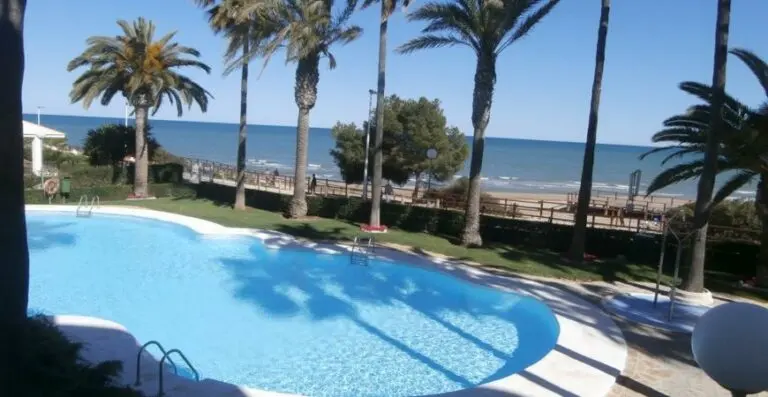 Piscina y zona exterior · Vista 2