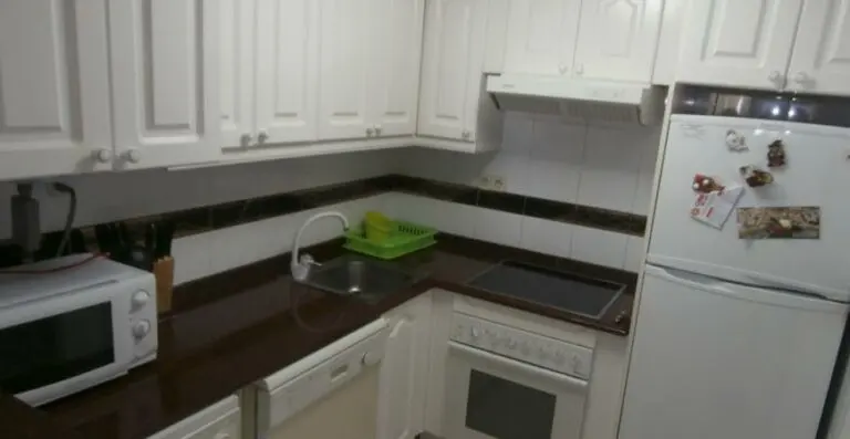 Cocina con muebles y electrodomésticos