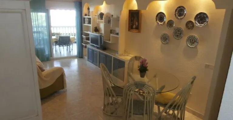 Interior del salón con mobiliario · Vista 8