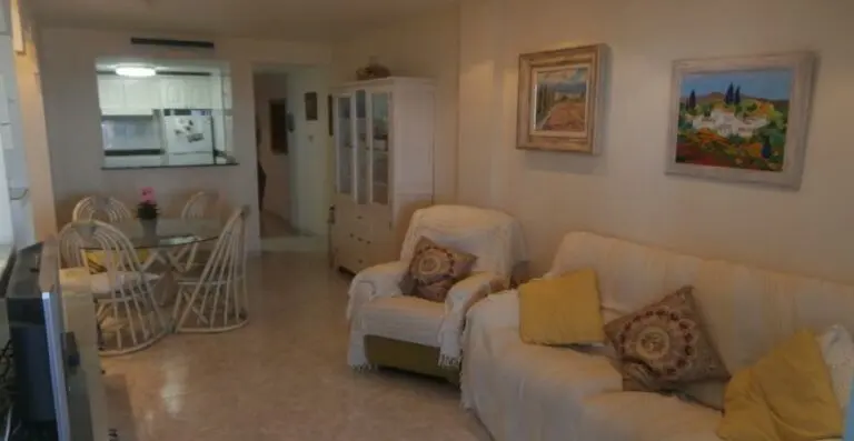 Interior del salón con mobiliario · Vista 9