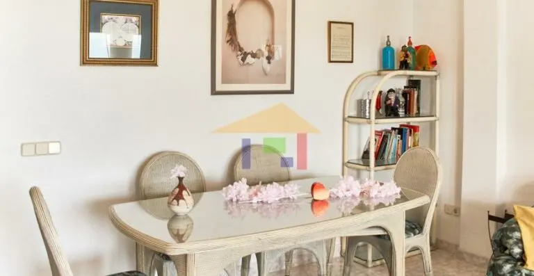 Zona de comedor con mesa y sillas · Vista 13