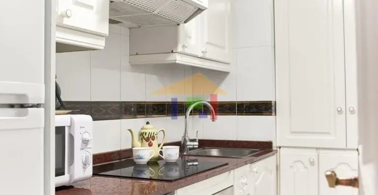 Cocina con muebles y electrodomésticos · Vista 23